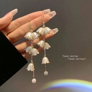 💮3/$20💮 Long Dangle Lily-of-the-Valley Earrings